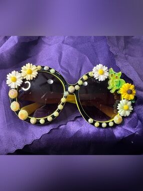 Round oversized Black and Yellow Daisy and kitty Accent Sunglasses